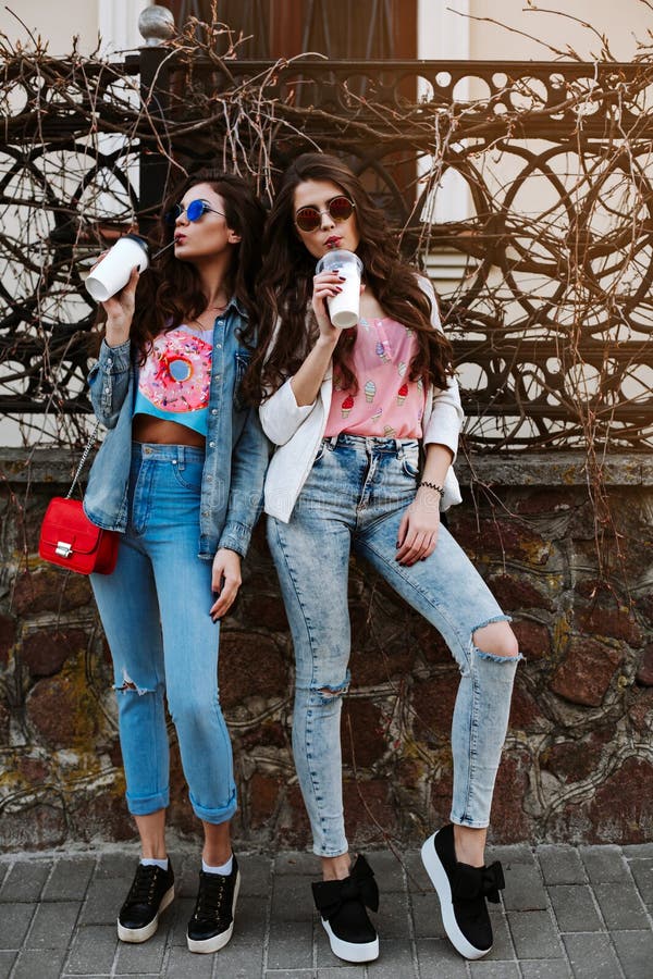 Muchacha elegante asombrosa que camina en el parque en equipo de moda del dril de algodón Las mujeres hermosas jovenes se vistier fotos de archivo libres de regalías Muchacha elegante asombrosa que camina en el parque en equipo de moda del dril de algodón Las mujeres hermosas jovenes se vistier fotos de archivo libres de regalías