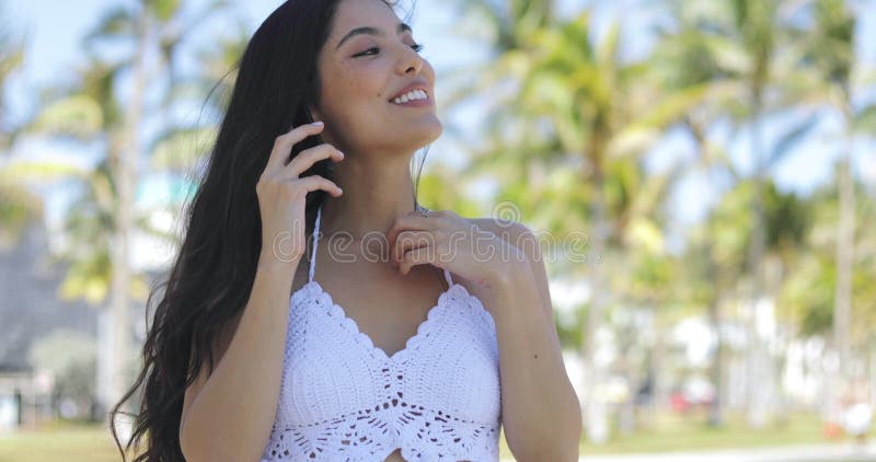 Muchacha elegante de fascinación que tiene llamada de teléfono en parque