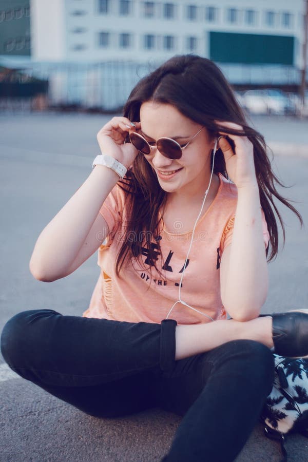 Muchacha elegante en ciudad de la tarde imagenes de archivo