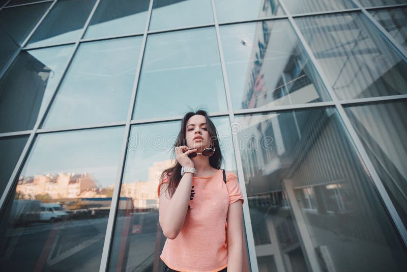 Muchacha elegante en ciudad de la tarde imágenes de archivo libres de regalías