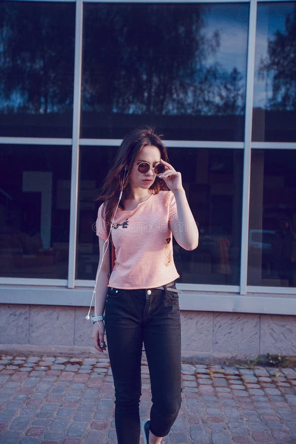 Muchacha elegante en ciudad de la tarde foto de archivo