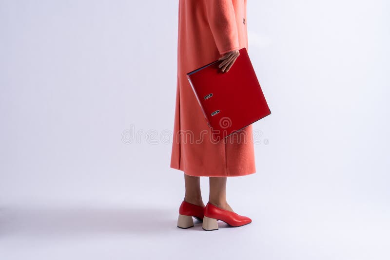 Muchacha Elegante Joven En La Capa Coralina Y Los Zapatos De Cuero Carpeta De Los Documentos Búsqueda Para El Trabajo Foto de archivo - Imagen de oferta, copia: 140704482