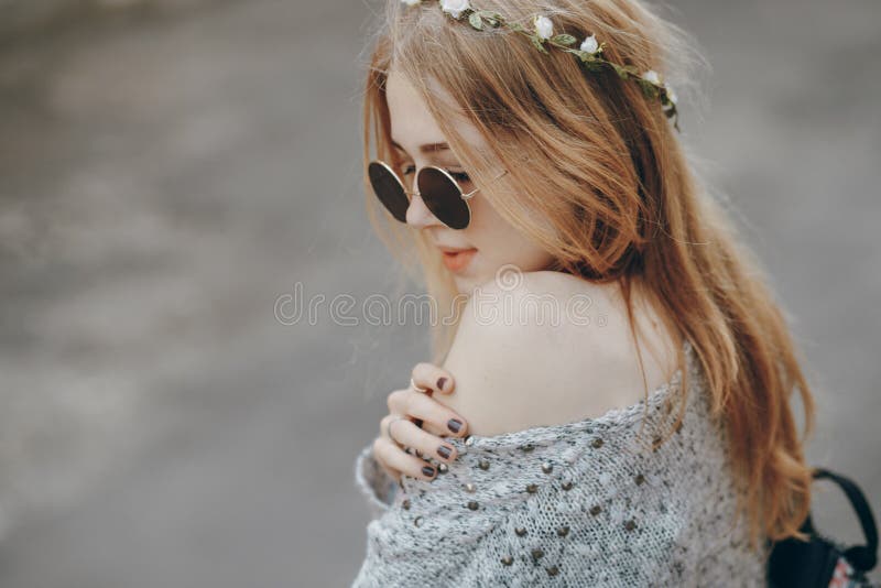 Muchacha en ciudad fotografía de archivo libre de regalías