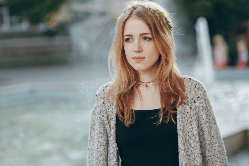 Chica en la ciudad fotografía de archivo libre de regalías