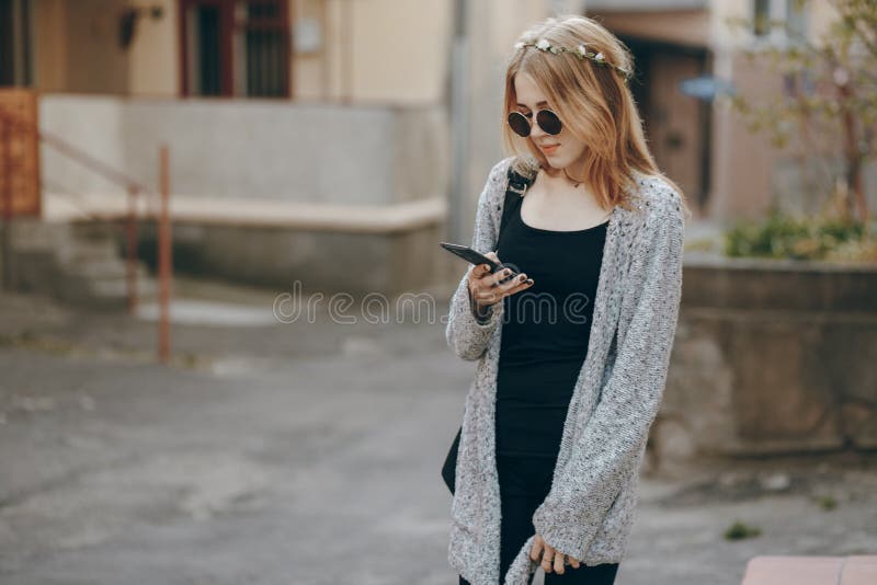 Muchacha en ciudad imágenes de archivo libres de regalías