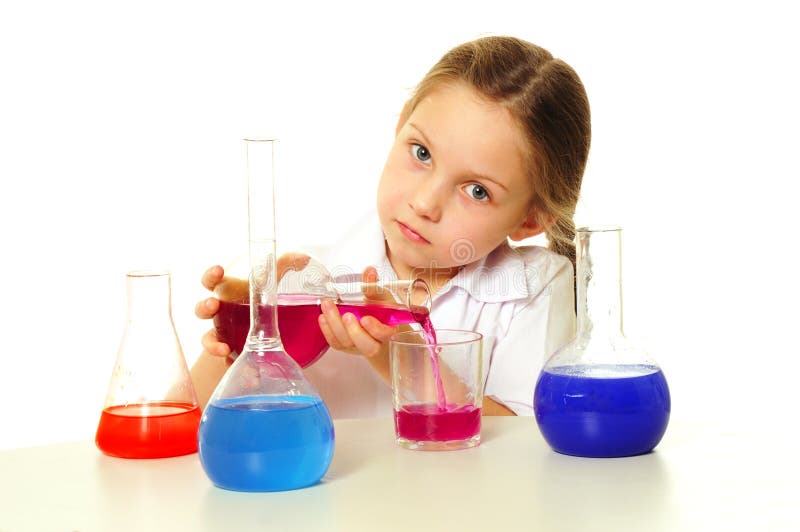 Chica en clase de ciencias fotos de archivo