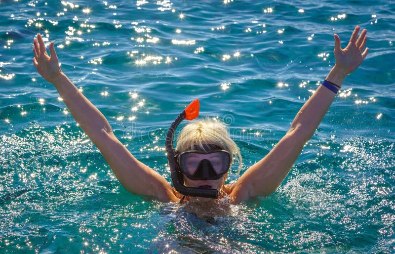 Muchacha en el mar en una máscara para zambullirse fotos de archivo Muchacha en el mar en una máscara para zambullirse fotos de archivo