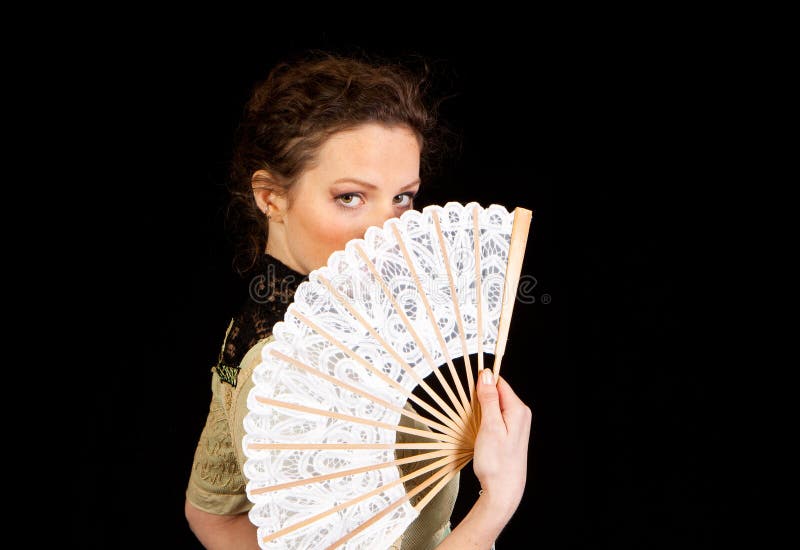 Muchacha en el vestido victoriano hinding detrás de una fan fotografía de archivo libre de regalías Muchacha en el vestido victoriano hinding detrás de una fan fotografía de archivo libre de regalías