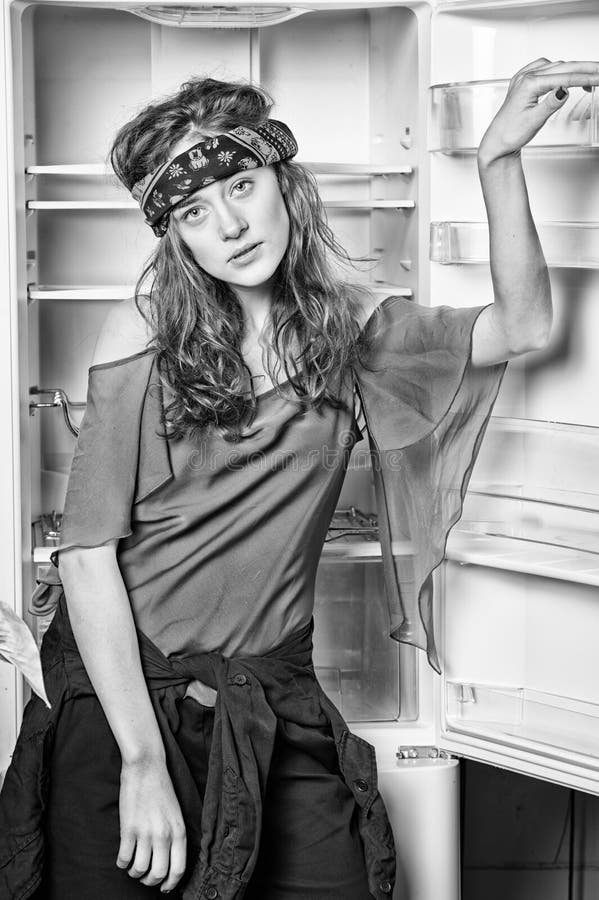 Muchacha en la banda principal del hippy que se coloca al lado de estante Mujer en ropa acodada multi del estilo del boho Modelo imagen de archivo Muchacha en la banda principal del hippy que se coloca al lado de estante Mujer en ropa acodada multi del estilo del boho Modelo imagen de archivo