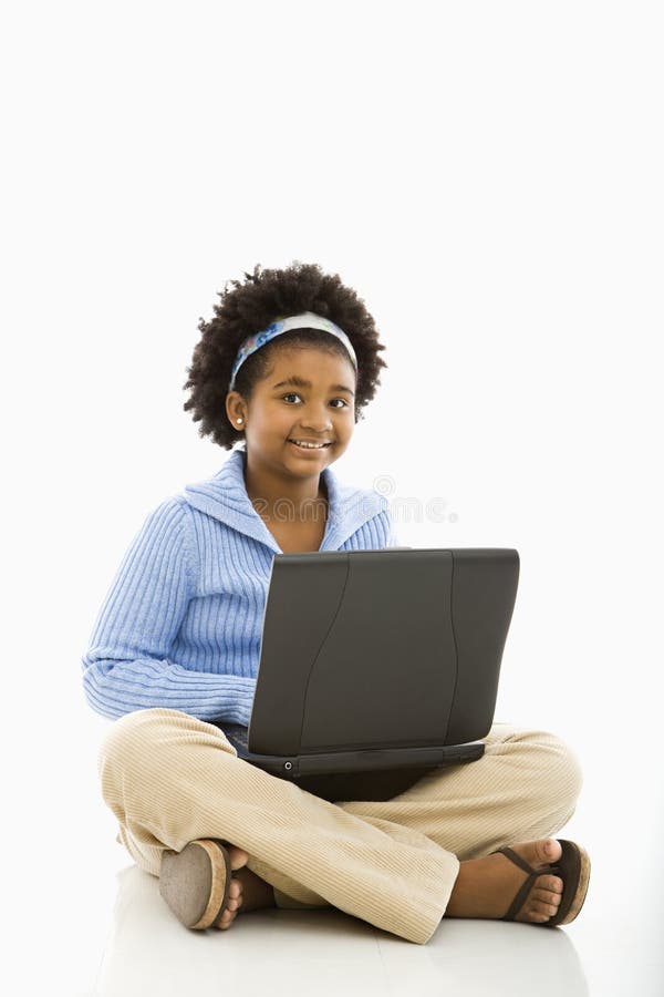 Muchacha en la computadora portátil. imágenes de archivo libres de regalías
