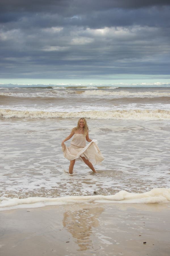 Muchacha en la playa fotos de archivo libres de regalías Muchacha en la playa fotos de archivo libres de regalías