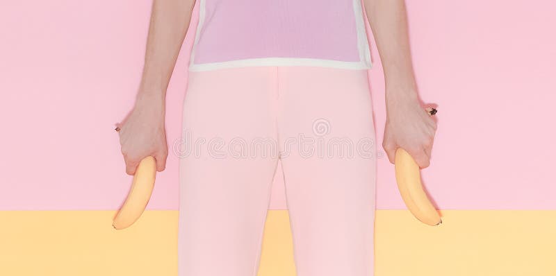Muchacha en la ropa de moda que sostiene plátanos fotos de archivo libres de regalías Muchacha en la ropa de moda que sostiene plátanos fotos de archivo libres de regalías