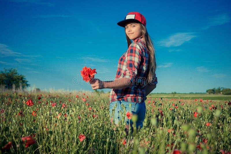 Muchacha en Poppy Field fotos de archivo libres de regalías Muchacha en Poppy Field fotos de archivo libres de regalías