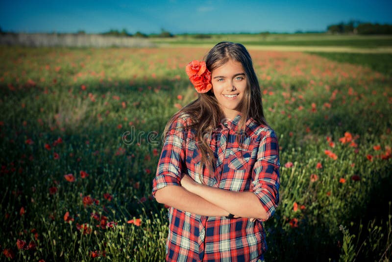 Muchacha en Poppy Field foto de archivo Muchacha en Poppy Field foto de archivo