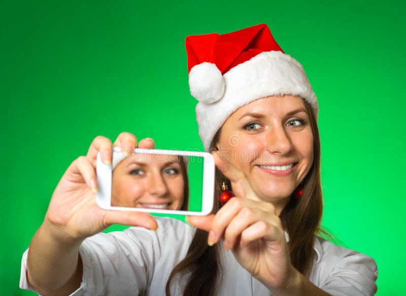 Muchacha en un sombrero de la Navidad en un fondo verde imágenes de archivo libres de regalías