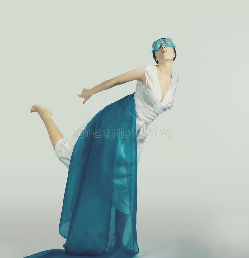 Muchacha en un vestido blanco y una tela azul fotos de archivo Muchacha en un vestido blanco y una tela azul fotos de archivo