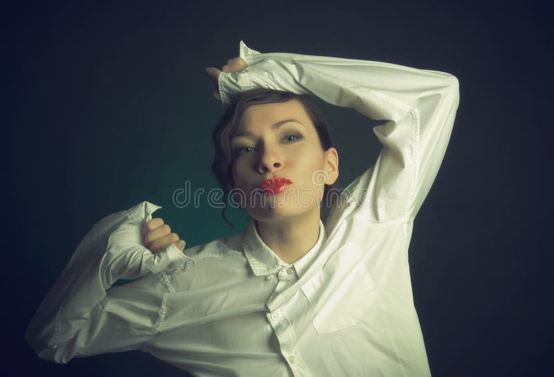 Muchacha en una camisa blanca imágenes de archivo libres de regalías Muchacha en una camisa blanca imágenes de archivo libres de regalías