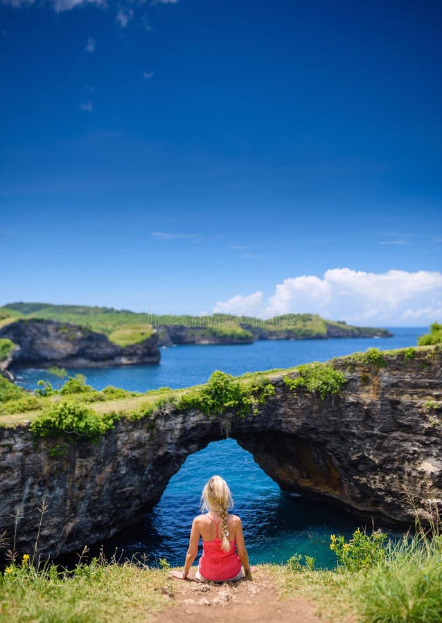Muchacha en vestido rojo en el penida quebrado de Pasih Uugon nusa de la playa, Bali 4 imagen de archivo libre de regalías