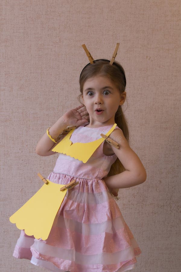 Muchacha encantadora en un traje de ardillas del papel amarillo handmade foto de archivo libre de regalías