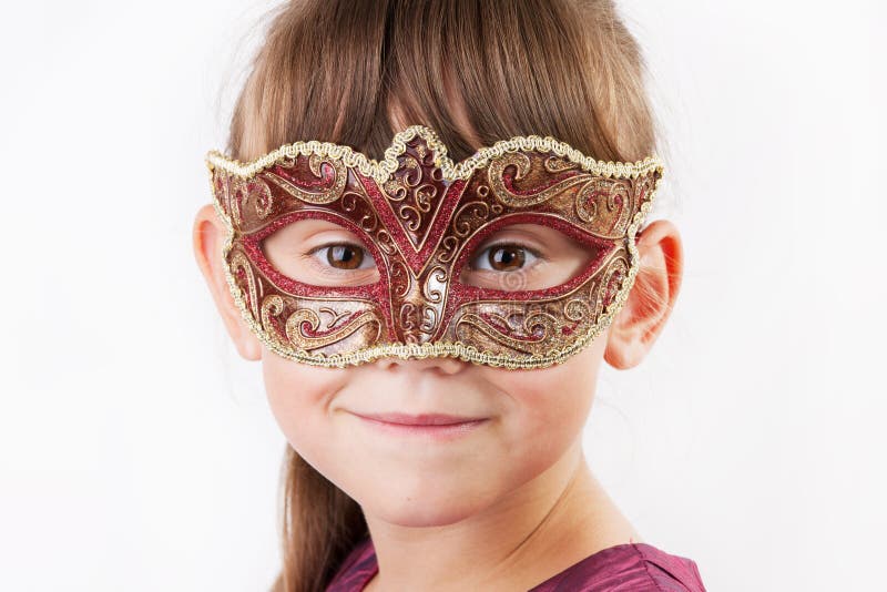 Muchacha encantadora en una máscara del carnaval imágenes de archivo libres de regalías Muchacha encantadora en una máscara del carnaval imágenes de archivo libres de regalías
