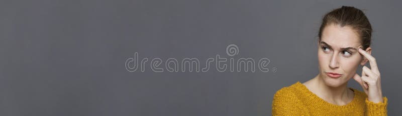 Muchacha enfadada en la reflexión que busca para las soluciones, bandera del espacio de la copia fotografía de archivo Muchacha enfadada en la reflexión que busca para las soluciones, bandera del espacio de la copia fotografía de archivo