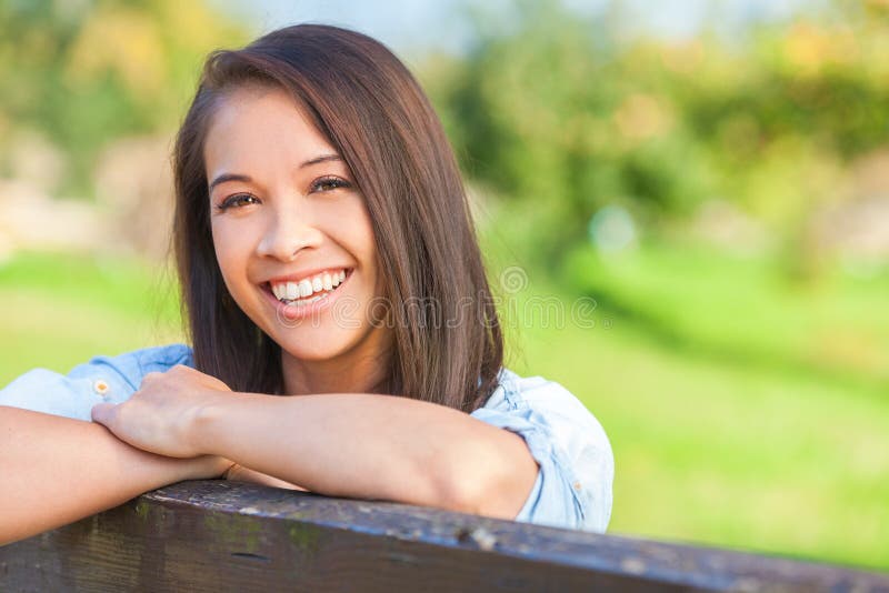 Muchacha eurasiática asiática hermosa que descansa sobre la cerca imagen de archivo Muchacha eurasiática asiática hermosa que descansa sobre la cerca imagen de archivo