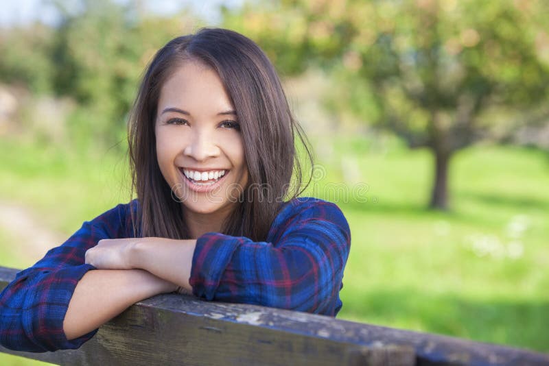 Muchacha eurasiática asiática hermosa que descansa sobre la cerca fotografía de archivo libre de regalías Muchacha eurasiática asiática hermosa que descansa sobre la cerca fotografía de archivo libre de regalías