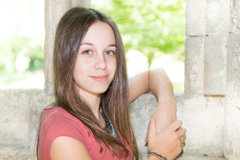 Muchacha feliz al aire libre con la pared antigua en verano foto de archivo libre de regalías Muchacha feliz al aire libre con la pared antigua en verano foto de archivo libre de regalías