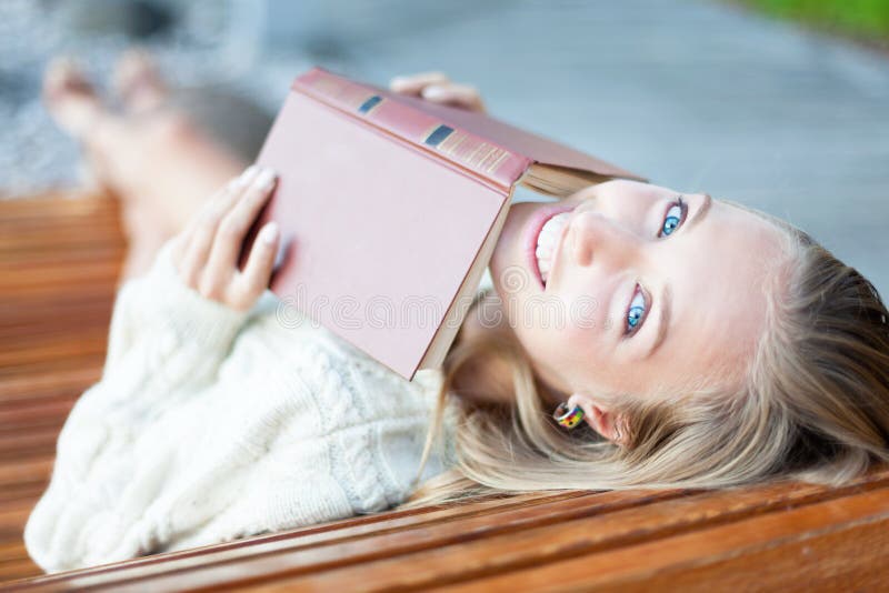Muchacha feliz con el libro fotos de archivo libres de regalías Muchacha feliz con el libro fotos de archivo libres de regalías