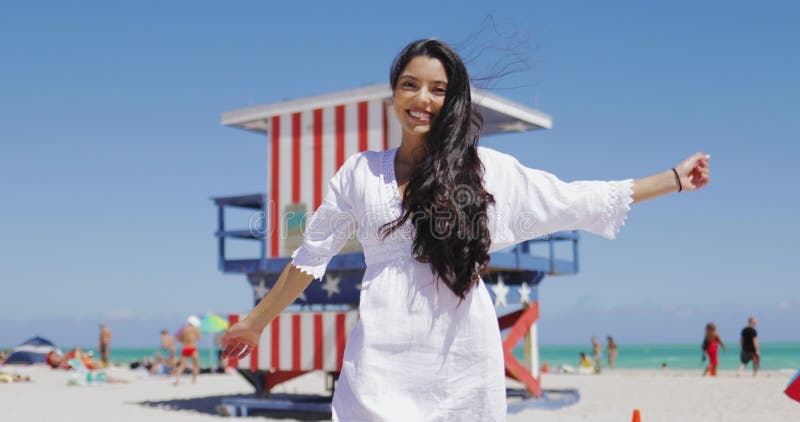 Muchacha feliz en la presentación tropical de la playa