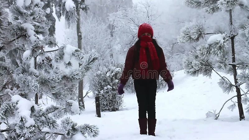 Muchacha feliz que salta en la nieve