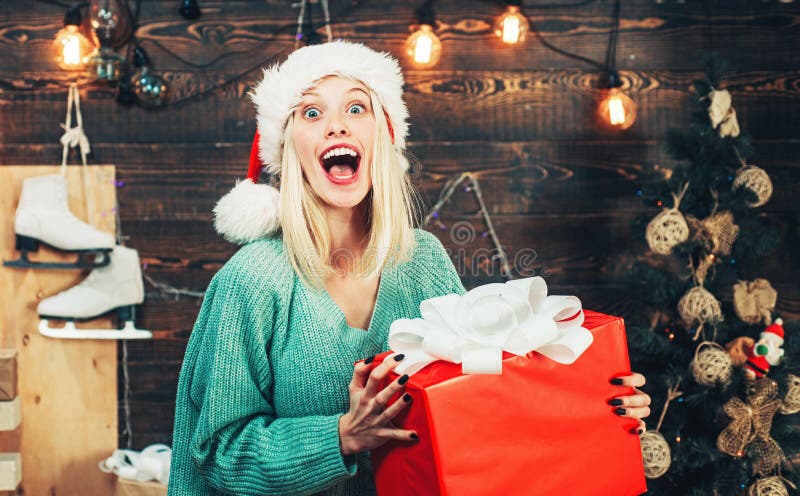 Muchacha feliz que se prepara para celebrar A?o Nuevo y Feliz Navidad Muchacha divertida en el sombrero de Santa foto de archivo libre de regalías Muchacha feliz que se prepara para celebrar A?o Nuevo y Feliz Navidad Muchacha divertida en el sombrero de Santa foto de archivo libre de regalías