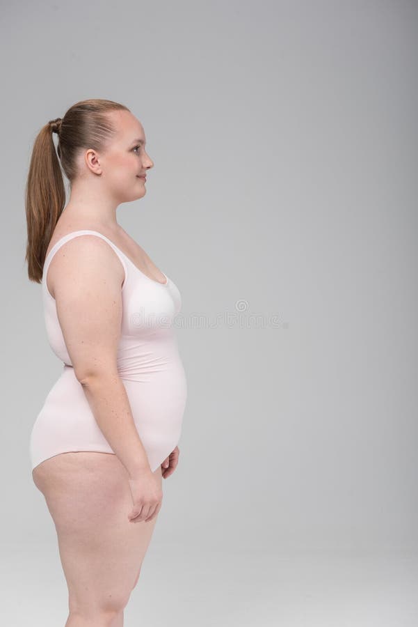 Muchacha gorda feliz en la ropa interior blanca fotografía de archivo libre de regalías Muchacha gorda feliz en la ropa interior blanca fotografía de archivo libre de regalías