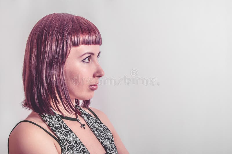 Muchacha gótica con el pelo carmesí corto foto de archivo libre de regalías Muchacha gótica con el pelo carmesí corto foto de archivo libre de regalías