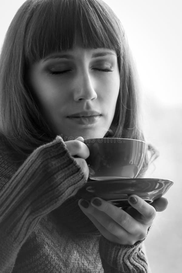 Muchacha hermosa con café aromático Imagen blanco y negro fotos de archivo Muchacha hermosa con café aromático Imagen blanco y negro fotos de archivo