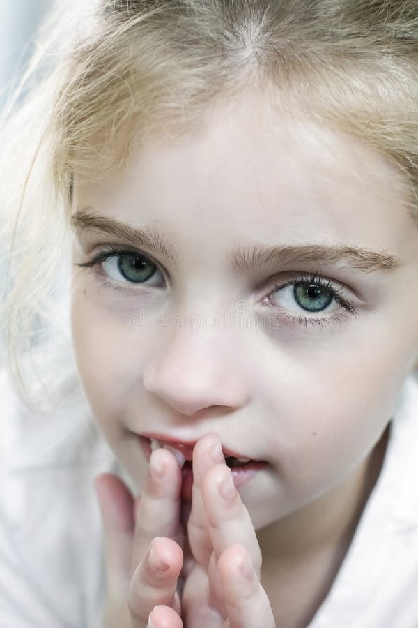 Muchacha hermosa con el autismo que mira para arriba la cámara foto de archivo Muchacha hermosa con el autismo que mira para arriba la cámara foto de archivo