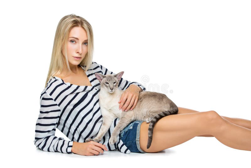 Muchacha hermosa con el gato oriental de Tailandia foto de archivo libre de regalías Muchacha hermosa con el gato oriental de Tailandia foto de archivo libre de regalías