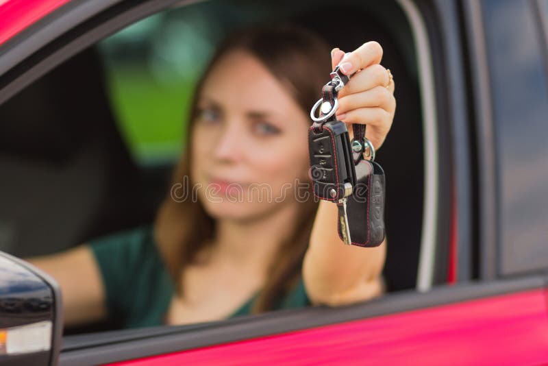 Muchacha hermosa con llaves del coche a disposición, concepto de comprar un nuevo coche, sensaciones de la alegría de compras foto de archivo libre de regalías Muchacha hermosa con llaves del coche a disposición, concepto de comprar un nuevo coche, sensaciones de la alegría de compras foto de archivo libre de regalías