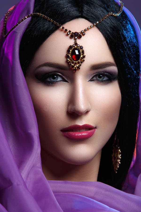 Muchacha Hermosa Con Maquillaje árabe Foto de archivo - Imagen de mirada, peinado: 78144834 Muchacha Hermosa Con Maquillaje árabe Foto de archivo - Imagen de mirada, peinado: 78144834