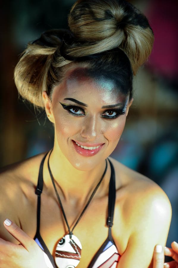 Muchacha hermosa con maquillaje brillante de la moda foto de archivo libre de regalías Muchacha hermosa con maquillaje brillante de la moda foto de archivo libre de regalías
