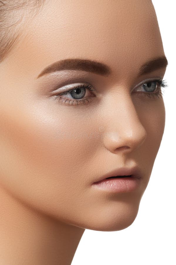 Muchacha Hermosa Con Maquillaje Ligero, Cejas Fuertes Foto de archivo - Imagen de belleza, facial: 23737720 Muchacha Hermosa Con Maquillaje Ligero, Cejas Fuertes Foto de archivo - Imagen de belleza, facial: 23737720