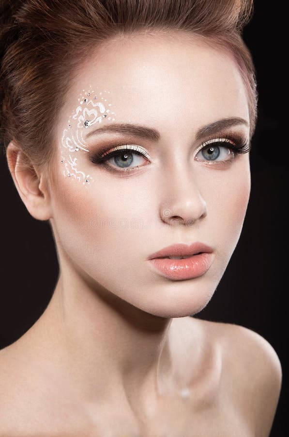 Muchacha hermosa con maquillaje perfecto de la piel y de la tarde imágenes de archivo libres de regalías Muchacha hermosa con maquillaje perfecto de la piel y de la tarde imágenes de archivo libres de regalías
