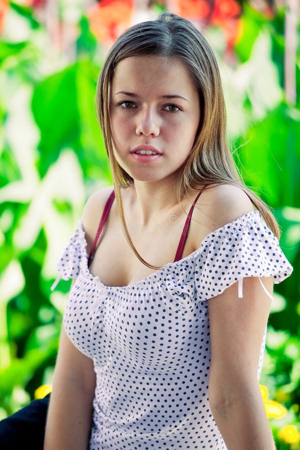 Muchacha Hermosa Del Adolescente Foto De Archivo Imagen De Verde Gente 15849450 