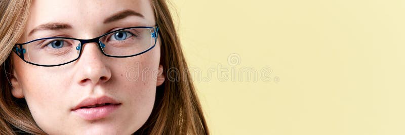 Muchacha hermosa del adolescente del pelirrojo con las pecas que llevan los vidrios de lectura, retrato adolescente sonriente imagen de archivo libre de regalías Muchacha hermosa del adolescente del pelirrojo con las pecas que llevan los vidrios de lectura, retrato adolescente sonriente imagen de archivo libre de regalías
