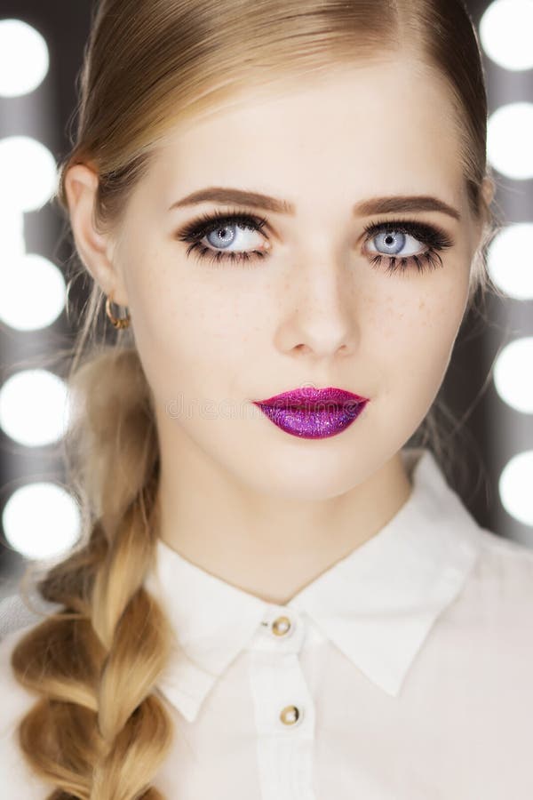 Muchacha hermosa del encanto con el pelo rubio corto foto de archivo libre de regalías Muchacha hermosa del encanto con el pelo rubio corto foto de archivo libre de regalías