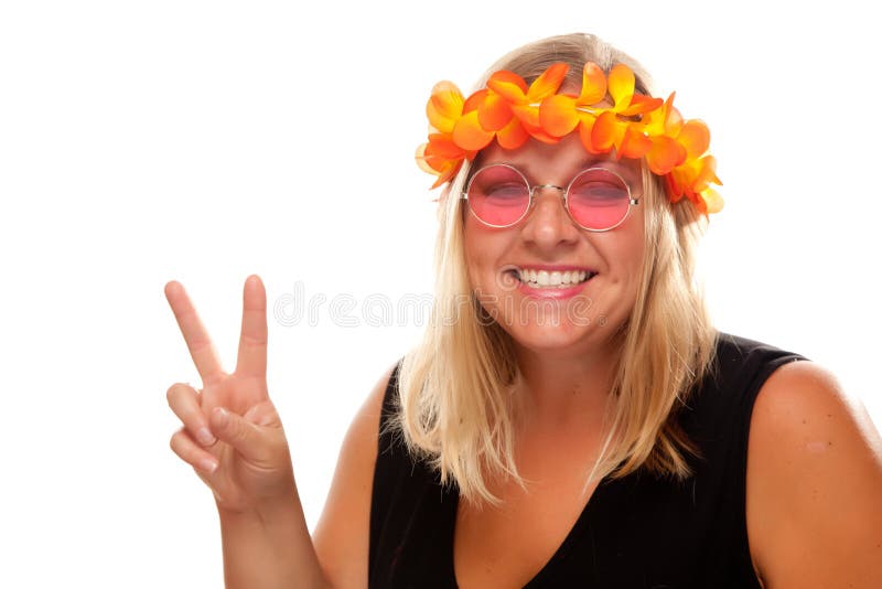 Muchacha hermosa del Hippie con las muestras de paz fotografía de archivo Muchacha hermosa del Hippie con las muestras de paz fotografía de archivo