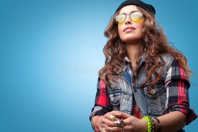 Muchacha hermosa del inconformista en los vidrios que llevan la gorrita tejida negra imagen de archivo Muchacha hermosa del inconformista en los vidrios que llevan la gorrita tejida negra imagen de archivo