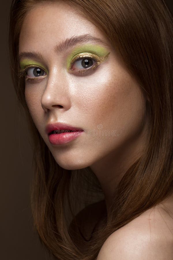  Muchacha Hermosa Del Rojo-pelo Con Maquillaje Verde Creativo Cara De La Belleza Imagen de archivo