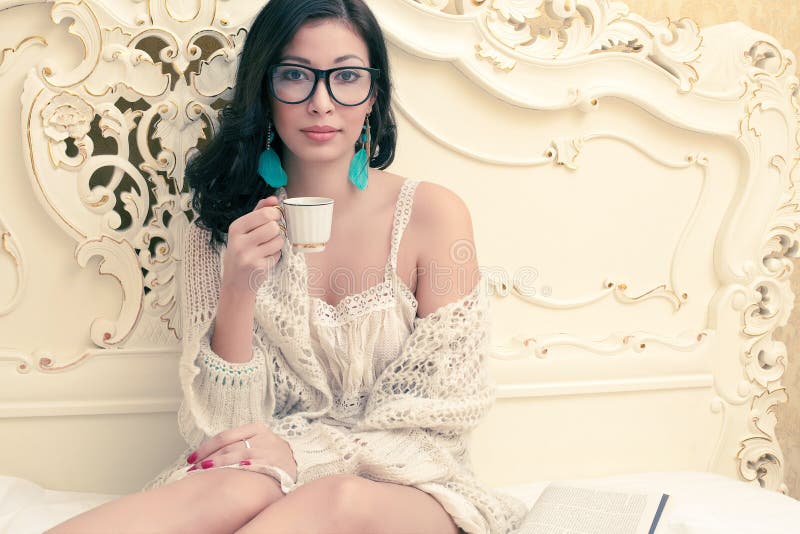 Muchacha hermosa en café de consumición de las gafas de moda fotografía de archivo Muchacha hermosa en café de consumición de las gafas de moda fotografía de archivo