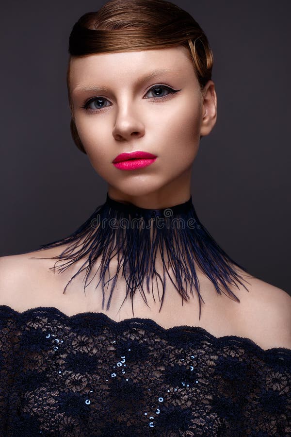 Muchacha hermosa en el estilo Gatsby con un cuello de plumas y del vestido azul del cordón Modele con el peinado a partir de los foto de archivo Muchacha hermosa en el estilo Gatsby con un cuello de plumas y del vestido azul del cordón Modele con el peinado a partir de los foto de archivo